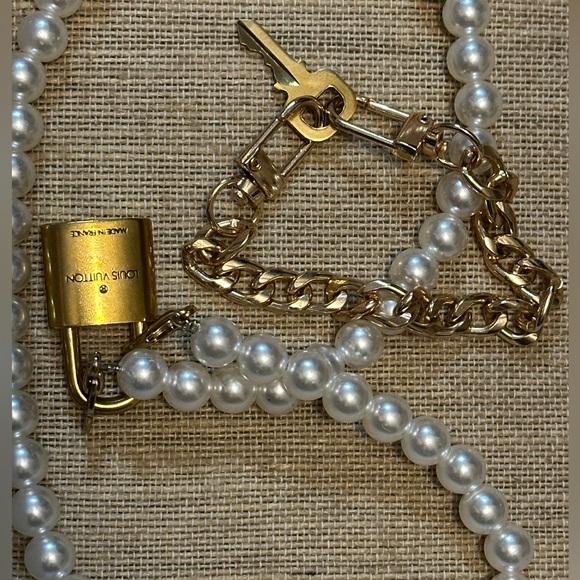 LOUIS VUITTON Lock&Key 🔐 FauxPearl Necklace w/Key on Gold Tone Bracelet Set #316 - Picture 7 of 7
